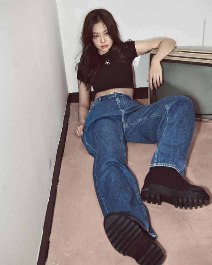 JENNIE cá tính nhưng vẫn bùng nổ sức hút với thiết kế áo thun croptop tối giản từ Calvin Klein. Ảnh: Calvin Klein