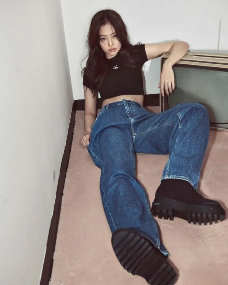 JENNIE cá tính nhưng vẫn bùng nổ sức hút với thiết kế áo thun croptop tối giản từ Calvin Klein. Ảnh: Calvin Klein