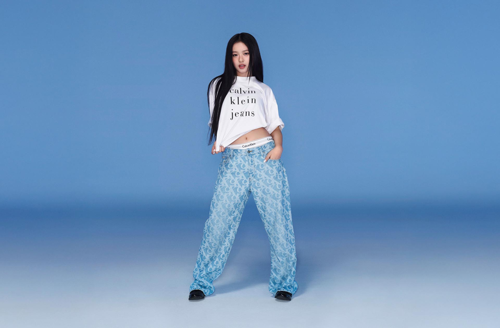 New Jeans x Calvin Klein. Ảnh: Calvin Klein - Học JENNIE và loạt sao nữ cách mặc đồ lót quyến rũ cho nàng tinh tế