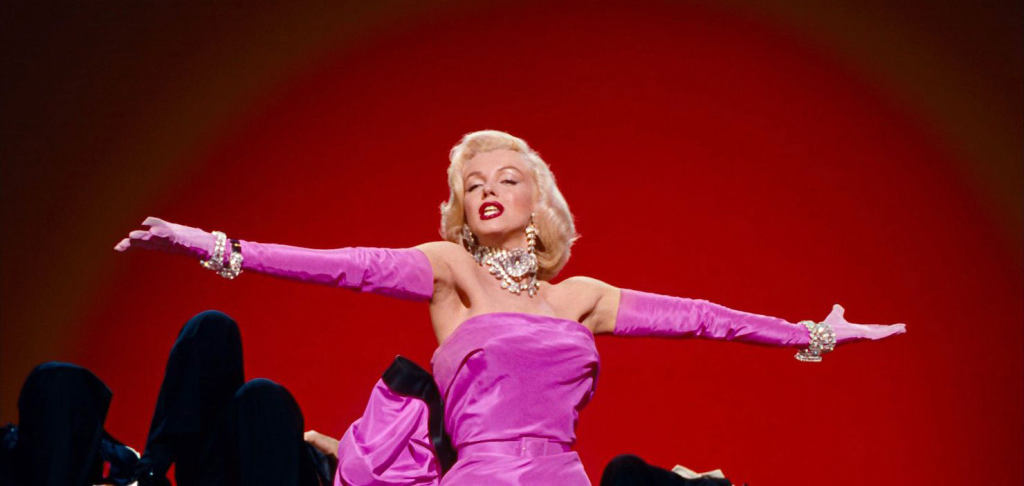 Marilyn Monroe và những trang sức pha lê trong phim Gentlemen Prefer Blondes. Ảnh: Phim Gentlemen Prefer Blondes