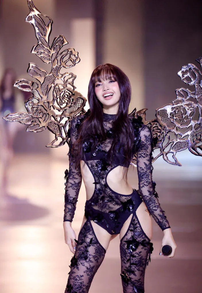 Lisa trình diễn tại Victoria's Secret Fashion Show 2024, ngày 16/10. Ảnh: Getty Images - 3. Cách mặc đồ lót quyến rũ cùng chất liệu ren: Mờ ảo nhưng đầy mê hoặc