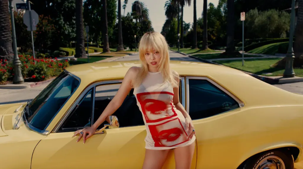 Jennie (BLACKPINK) trong MV MANTRA. Ảnh: MV MANTRA - Học JENNIE và loạt sao nữ cách mặc đồ lót quyến rũ cho nàng tinh tế