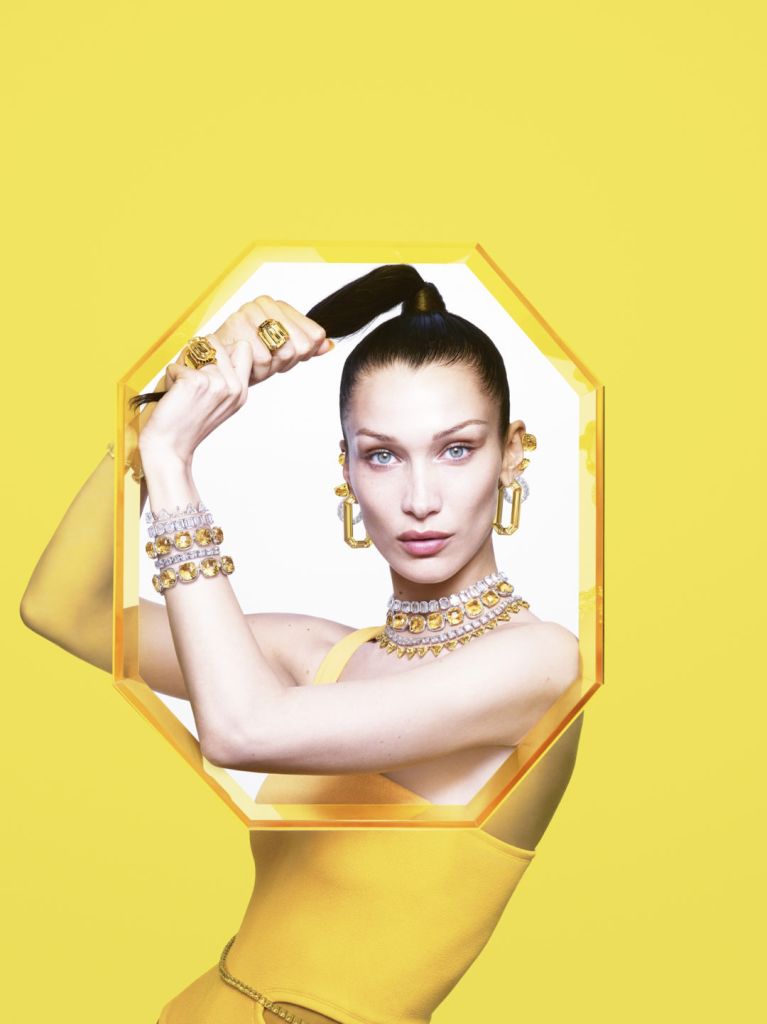 Bella Hadid đeo bông tai Matrix và dây chuyền Harmoniac, Millenia và Ortyx từ SWAROVSKI. - Cách phối dây chuyền với đầm cho mọi phong cách, mọi dịp