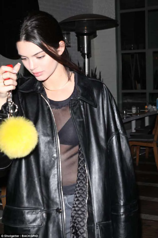 Kendall Jenner. Ảnh: BACKGRID - Học JENNIE và loạt sao nữ cách mặc đồ lót quyến rũ cho nàng tinh tế