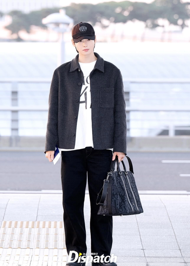 Đến Hong Kong công tác hồi tháng 11/2023, Cha Eun Woo được Dispatch đánh giá phối đồ cuốn hút với trang phục, túi xách của Dior. Ảnh: Dispatch - Style sân bay của 'Thần tượng điển trai nhất Hàn Quốc' và loạt sao đình đám, gợi ý túi du lịch nam nhỏ gọn