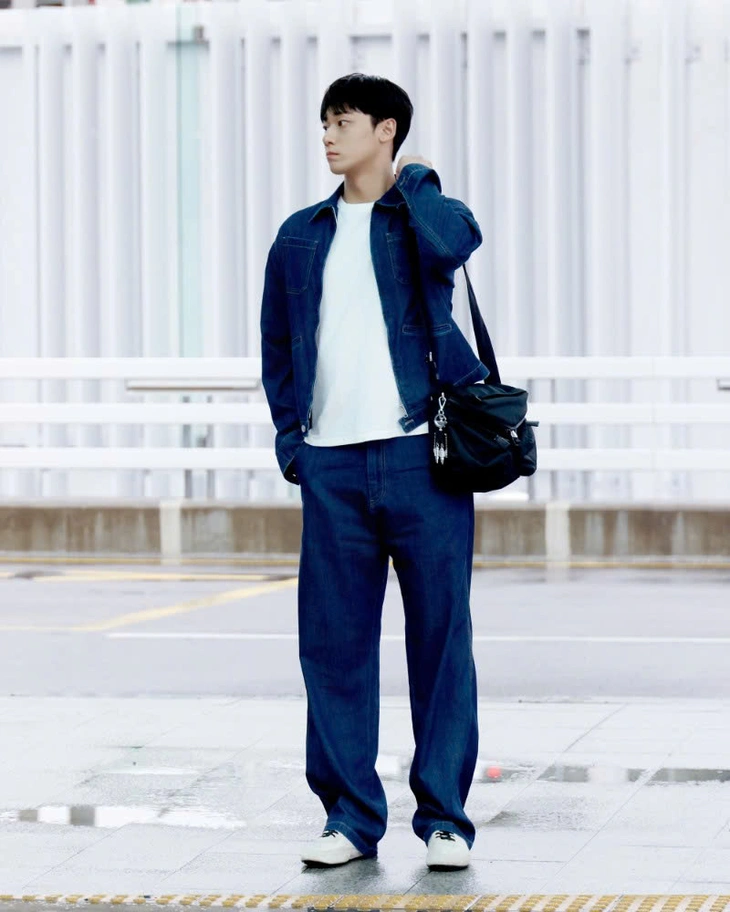 Diễn viên Lee Do Hyun rời Seoul để tham dự show thời trang nam Xuân Hè 2026 của Prada tại Milan. Anh xuất hiện nổi bật với set đồ denim cá tính từ đầu đến chân của Prada, kết hợp giày thể thao và túi du lịch nam nhỏ gọn bằng da. Vẻ ngoài trẻ trung, thời thượng cùng phong cách chỉn chu của Lee Do Hyun nhanh chóng thu hút sự chú ý của giới mộ điệu. - Style sân bay của 'Thần tượng điển trai nhất Hàn Quốc' và loạt sao đình đám, gợi ý túi du lịch nam nhỏ gọn