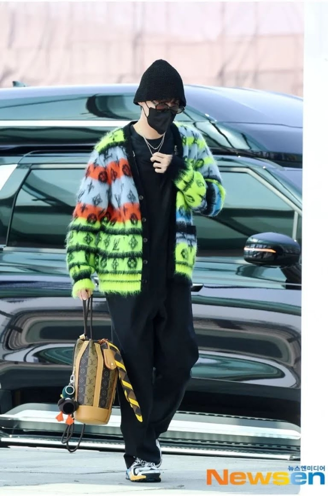 J-Hope - Style sân bay của 'Thần tượng điển trai nhất Hàn Quốc' và loạt sao đình đám, gợi ý túi du lịch nam nhỏ gọn