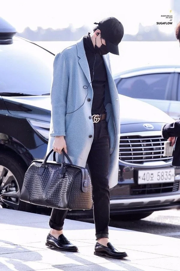 Suga (BTS) chính là tín đồ của phong cách thời trang tối giản với item cơ bản, thường có màu đen hoặc trắng đơn giản. Ảnh: Fansite Suga - Style sân bay của 'Thần tượng điển trai nhất Hàn Quốc' và loạt sao đình đám, gợi ý túi du lịch nam nhỏ gọn