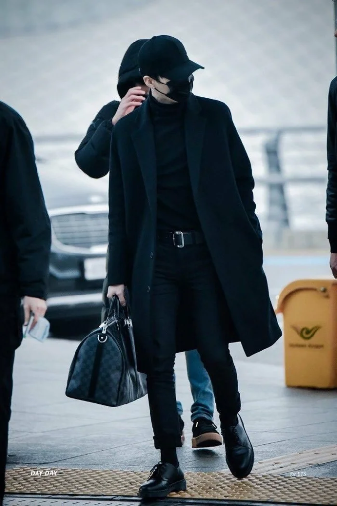 Suga (BTS) chính là tín đồ của phong cách thời trang tối giản với item cơ bản, thường có màu đen hoặc trắng đơn giản. Ảnh: Fansite Suga