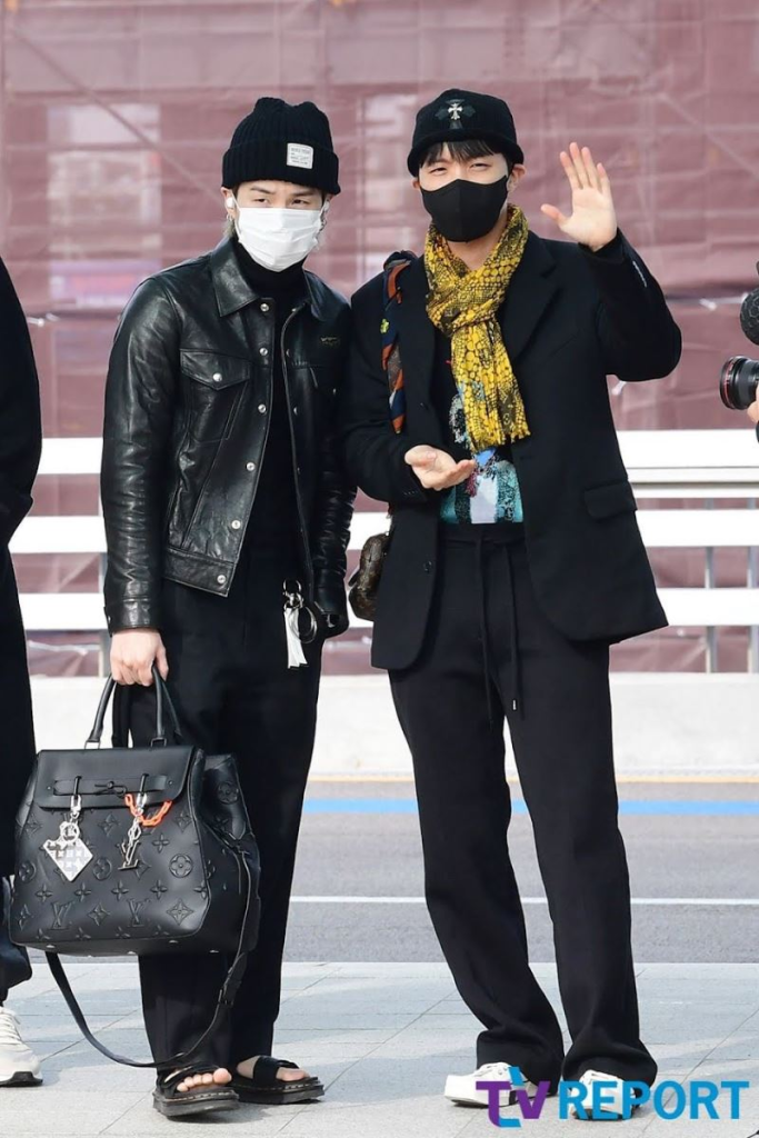 Suga (BTS) chính là tín đồ của phong cách thời trang tối giản với item cơ bản, thường có màu đen hoặc trắng đơn giản. Ảnh: Fansite Suga - Style sân bay của 'Thần tượng điển trai nhất Hàn Quốc' và loạt sao đình đám, gợi ý túi du lịch nam nhỏ gọn