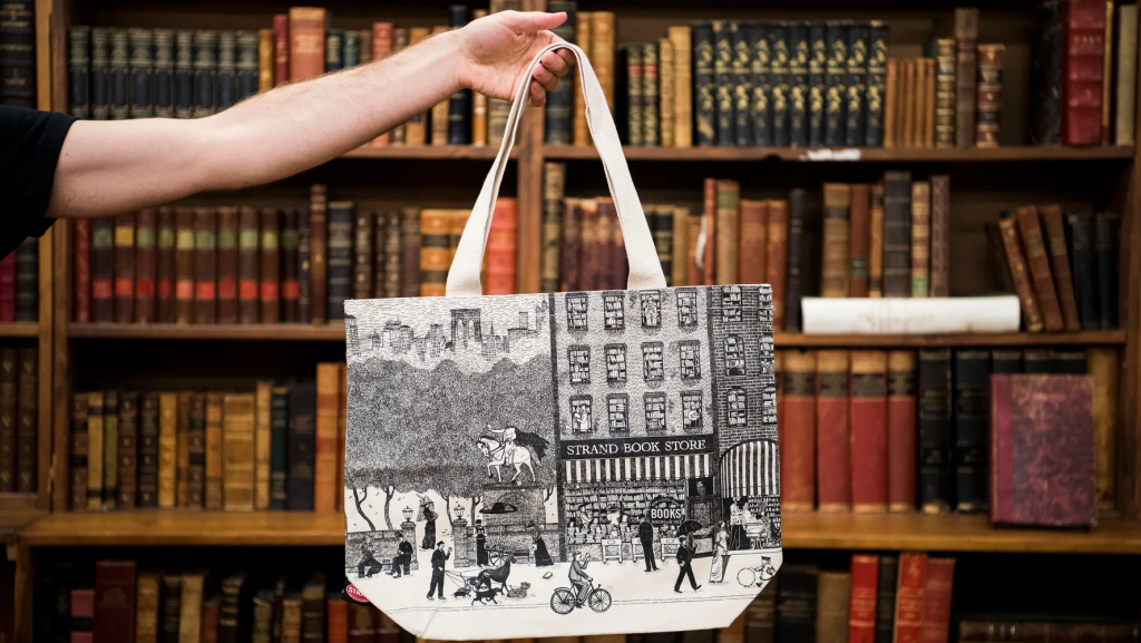 Đến năm 1980, hiệu sách The Strand tại New York cũng bước vào “cuộc chơi” khi ra mắt dòng túi tote in slogan, biểu tượng thành phố và tên cửa hiệu. Những chiếc túi canvas của The Strand nhanh chóng tạo làn sóng yêu thích trong giới thời trang và người tiêu dùng đại chúng. Ảnh: The Strand