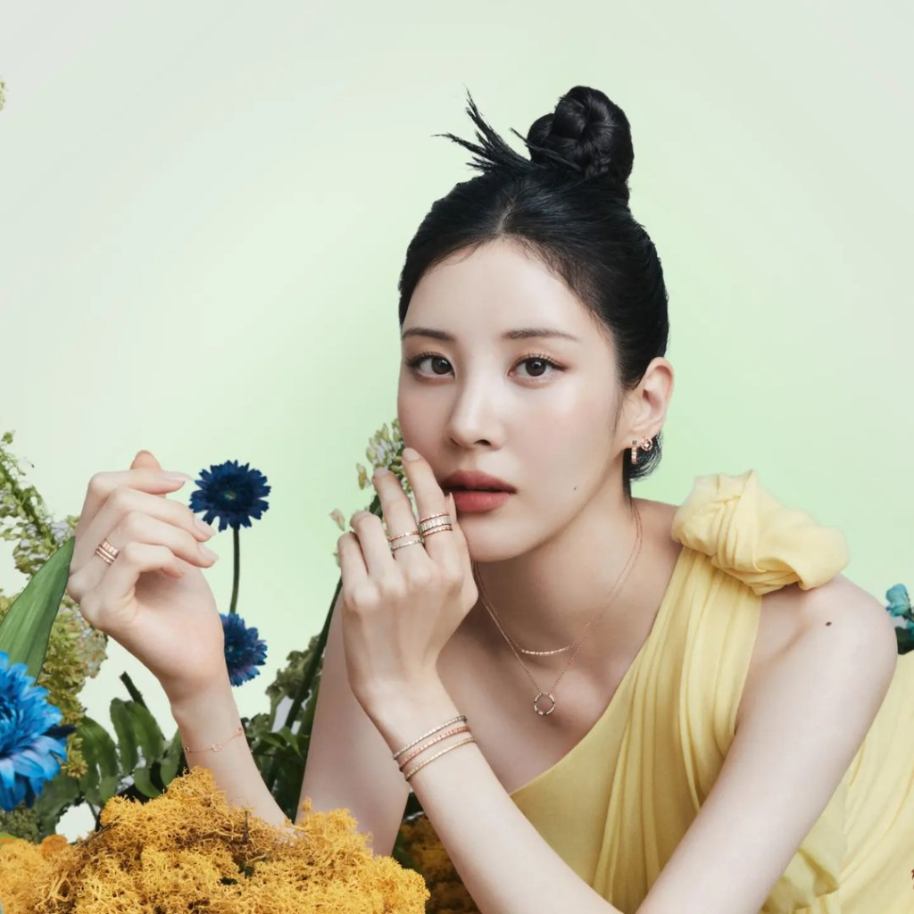 Em út SNSD lựa chọn mẫu dây chuyền đôi với mặt tròn đơn giản làm tăng thêm phần dịu dàng và ngọt ngào của Seohyun. Ảnh: seojuhyun_s