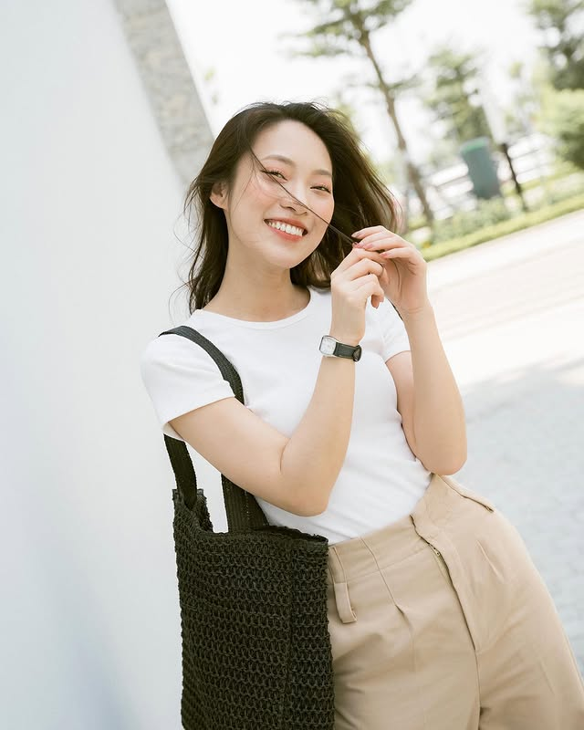 Khánh Vy. Ảnh: Instagram @khanhvyccf - Gợi ý các kiểu túi xách đi làm, đi chơi xu hướng từ loạt KOLs, KOCs