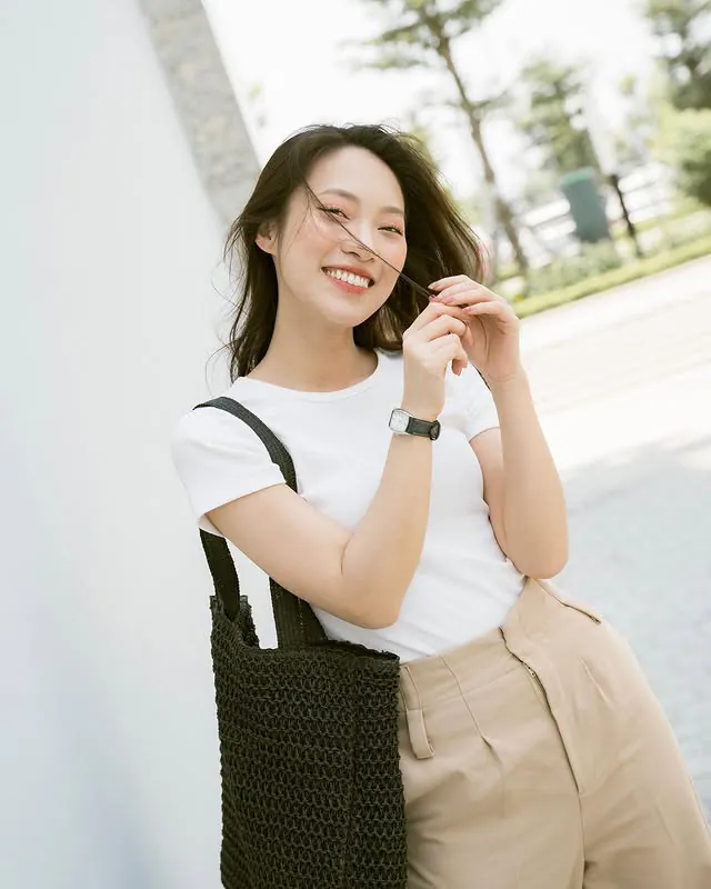 Khánh Vy. Ảnh: Instagram @khanhvyccf - Gợi ý các kiểu túi xách đi làm, đi chơi xu hướng từ loạt KOLs, KOCs