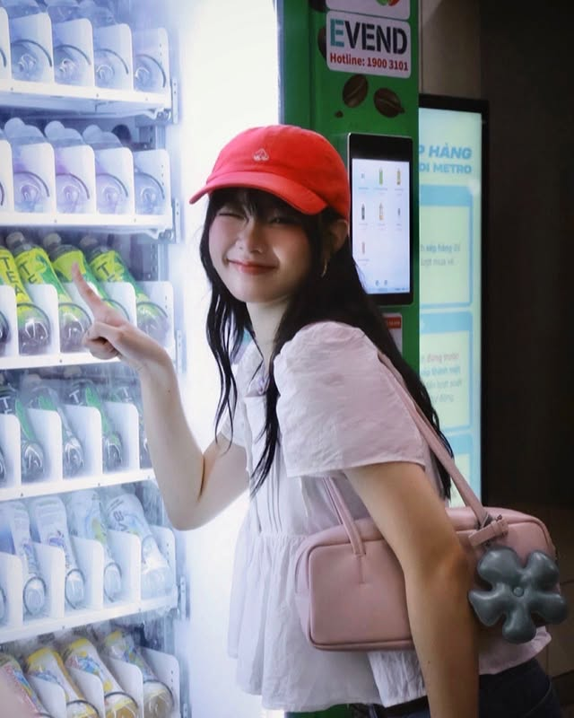 "Em Xinh" Ánh Sáng Aza. Ảnh; Instagram @aza.anhsang - Gợi ý các kiểu túi xách đi làm, đi chơi xu hướng từ loạt KOLs, KOCs