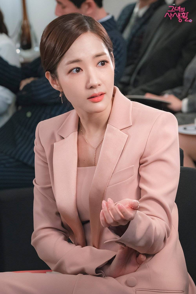 “Thư ký Kim” Park Min Young phối mẫu dây chuyền mảnh cùng trang phục công sở sáng màu giúp tăng thêm phần thanh lịch và tươi tắn. Ảnh: @rachel_mypark