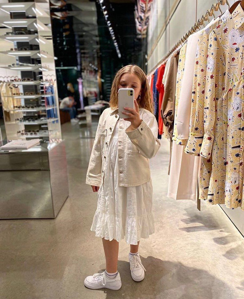 Thời trang của con gái David Beckham - Harper Beckham tuổi lên 10. Ảnh: Instagram @_harperbeckham