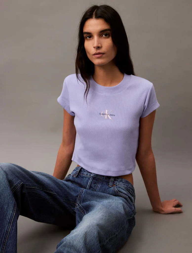 CK JEANS Áo Thun Nữ Baby Tee Fit - Bật mí công thức diện các kiểu áo croptop mới nhất để nàng lên đồ cực “cháy”