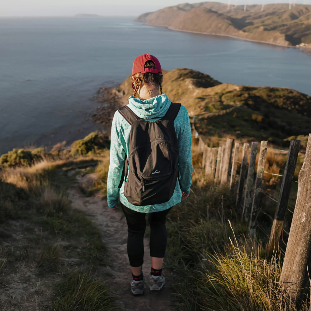 Trekking là gì? Gợi ý giày đi bộ nữ đẹp, êm chân