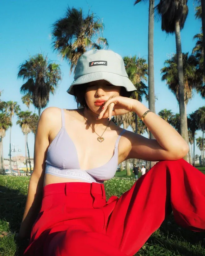 Châu Bùi gợi cảm và thời thượng trong thiết kế nội y Calvin Klein. Ảnh: Instagram @chaubui_ - Bí kíp mix đồ với áo bra dây chiếm trọn mọi ánh nhìn của các "Em Xinh Say Hi" (Phương Ly, Châu Bùi, Quỳnh Anh Shyn...)