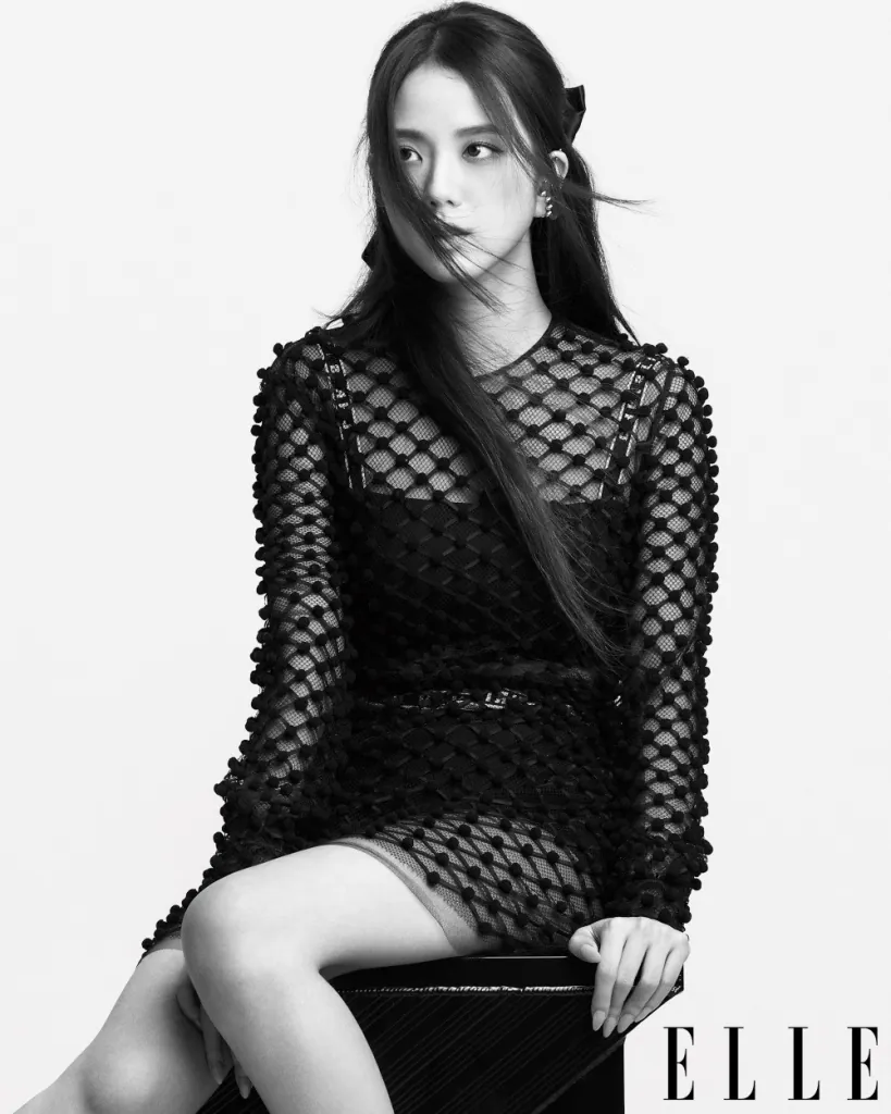 JISOO (BLACKPINK) thanh lịch và gợi cảm cùng lúc với bra top DIOR phối váy lưới xuyên thấu. Ảnh: ELLE