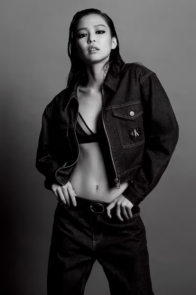 JENNIE (BLACKPINK) x Calvin Klein. Ảnh: Calvin Klein - Bí kíp mix đồ với áo bra dây chiếm trọn mọi ánh nhìn của các "Em Xinh Say Hi" (Phương Ly, Châu Bùi, Quỳnh Anh Shyn...)