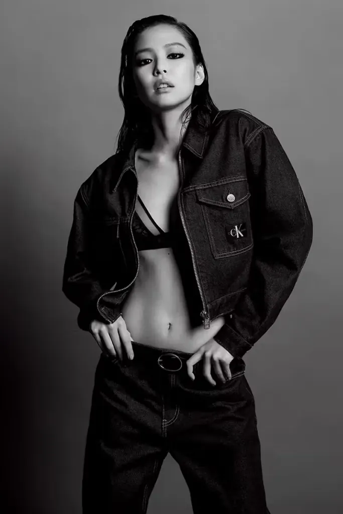 JENNIE (BLACKPINK) x Calvin Klein. Ảnh: Calvin Klein - Bí kíp mix đồ với áo bra dây chiếm trọn mọi ánh nhìn của các "Em Xinh Say Hi" (Phương Ly, Châu Bùi, Quỳnh Anh Shyn...)
