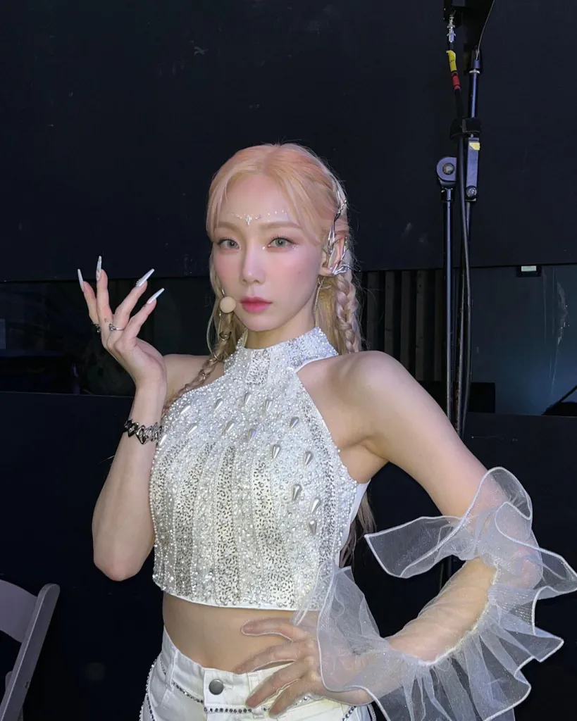 Trang sức bạc, sequin, đính cườm hay đá trắng có tác dụng cân bằng sắc tố ấm. Ảnh: @taeyeon_ss - cách xác định undertone
