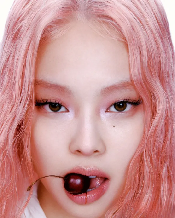 Tông hồng cherry tôn lên làn da JENNIE (BLACKPINK) thuộc tone trung tính thêm rạng rỡ, đầy sức sống. @jennierubyjane.