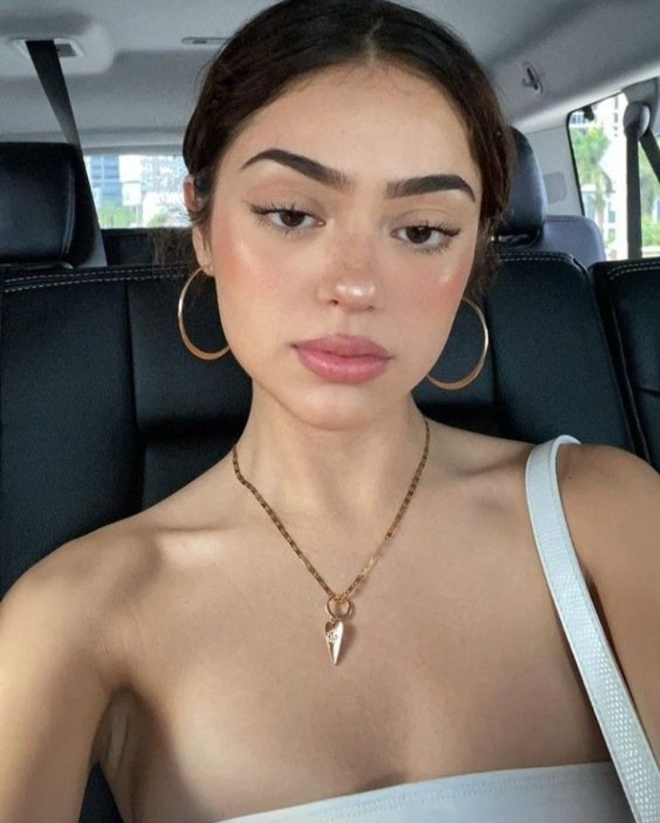 Không cầu kỳ, không phô trương nhưng vẫn thu hút, ấn tượng là cảm giác mà Soft Baddie makeup mang lại. Ảnh: @NadyaNabokova.