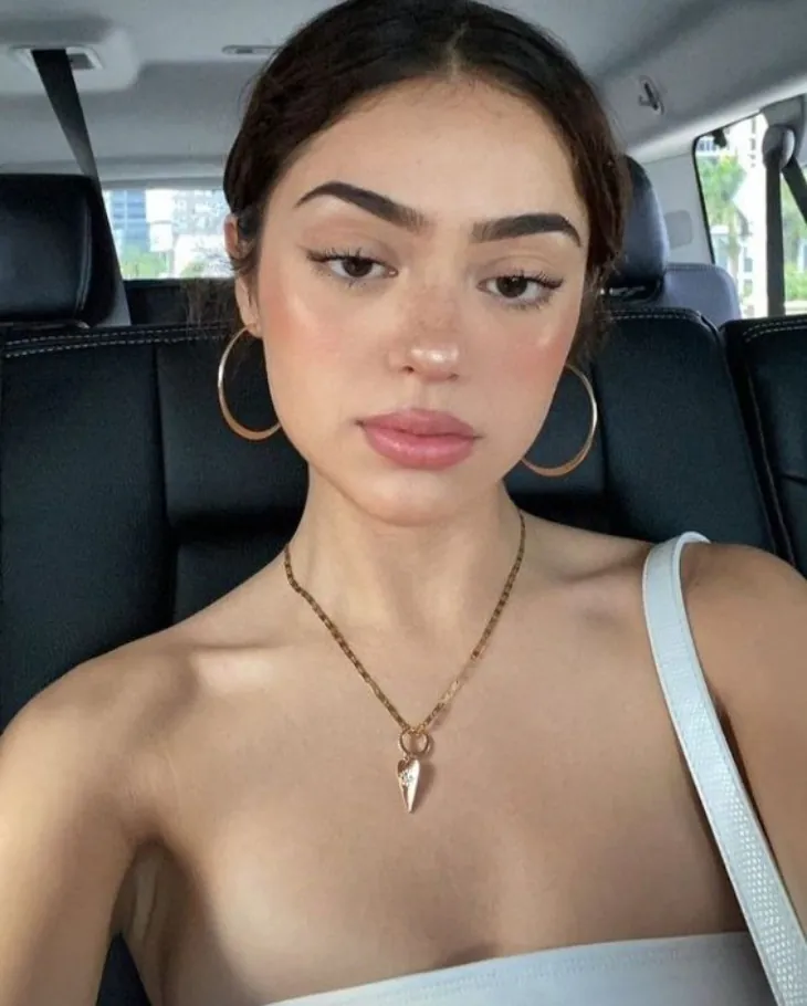 Không cầu kỳ, không phô trương nhưng vẫn thu hút, ấn tượng là cảm giác mà Soft Baddie makeup mang lại. Ảnh: @NadyaNabokova.