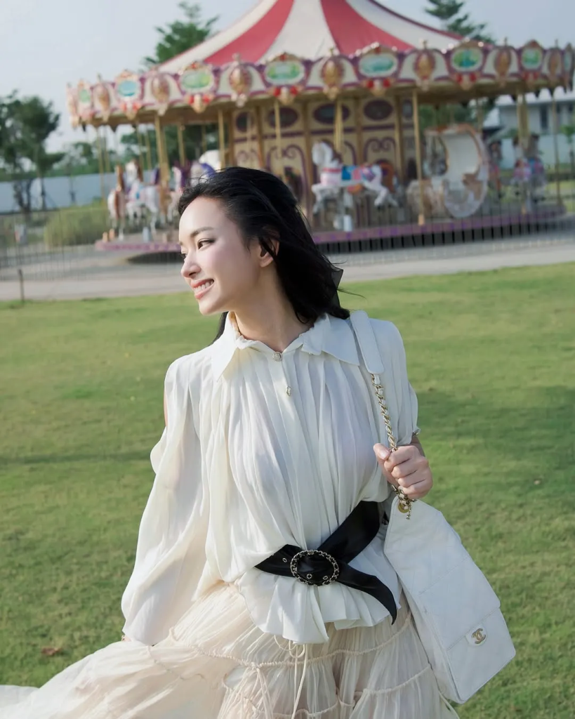 "Em Xinh" Châu Bùi. Ảnh: @chaubui_ - Gợi ý 5 set đồ đi Đà Lạt chuẩn xu hướng từ các “nàng thơ” Việt
