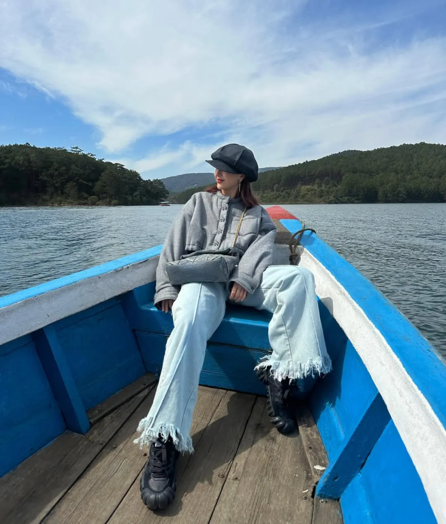 "Em Xinh" Quỳnh Anh Shyn. Ảnh: @quynhanhshyn_ - Gợi ý 5 set đồ đi Đà Lạt chuẩn xu hướng từ các “nàng thơ” Việt