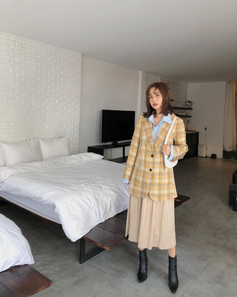 Những chiếc blazer không còn khô cứng nếu bạn chọn những chiếc áo có họa tiết và màu sắc tươi tắn. Ảnh: @chii.llee