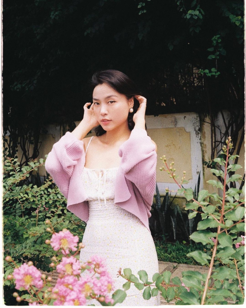 Gam màu pastel trên chiếc áo cardigan cùng một chiếc váy hoa nhí là một bộ đôi hoàn hảo cho những chuyến thăm vườn hoa Đà Lạt. Ảnh: @lehatruc
