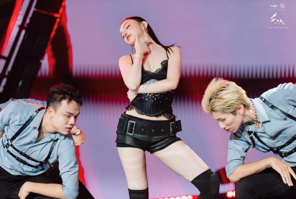 "Em Xinh" Bích Phương khoe vũ đạo nóng bỏng tại vòng dance battle Em Xinh Say Hi. Ảnh: Em Xinh Say Hi - Gợi ý loạt items thời trang khiêu vũ “must-have” từ loạt tiết mục bùng nổ Livestage Em Xinh Say Hi
