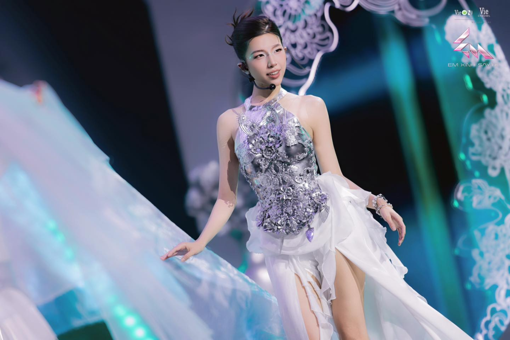 "Em Xinh" Lamoon trong tiết mục "Cầm Kỳ Thi Họa" tại Livestage 1 Em Xinh Say Hi. Ảnh: Em Xinh Say Hi - Gợi ý loạt items thời trang khiêu vũ “must-have” từ loạt tiết mục bùng nổ Livestage Em Xinh Say Hi