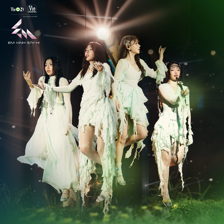Tiết mục Em Chỉ Là (Bích Phương, Hoàng Duyên, Muội, Lyhan) tại Livestage 2 Em Xinh Say Hi. Ảnh: Em Xinh Say Hi - Gợi ý loạt items thời trang khiêu vũ “must-have” từ loạt tiết mục bùng nổ Livestage Em Xinh Say Hi