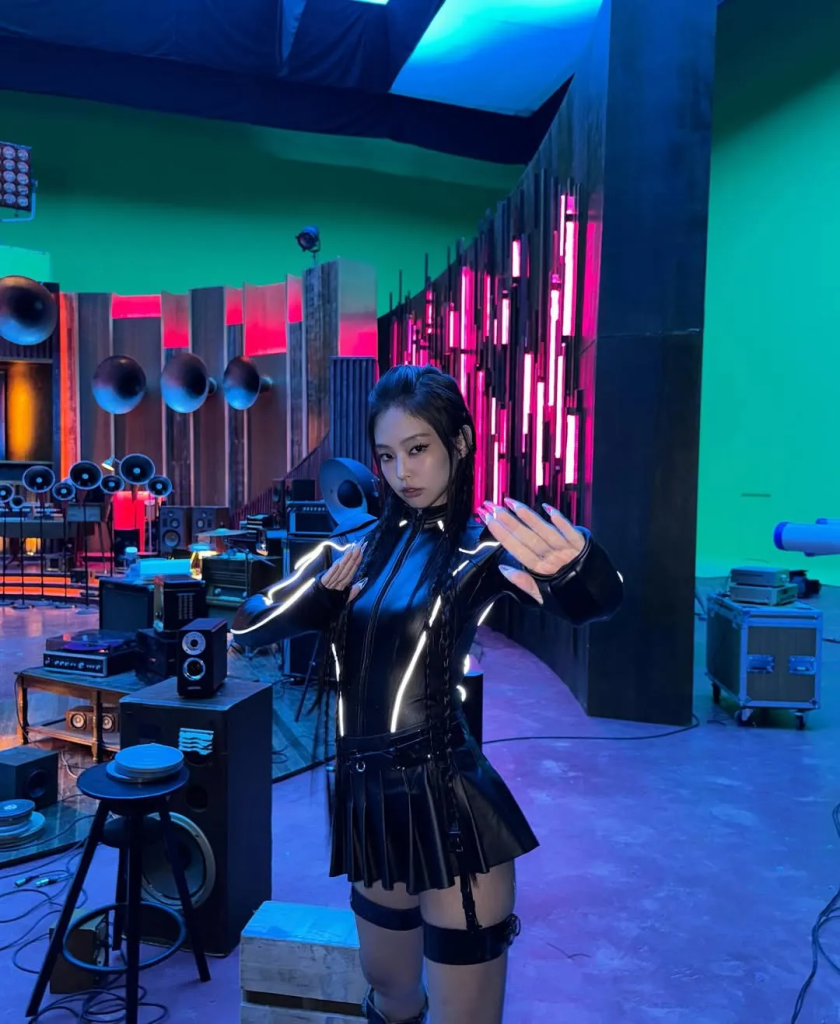 JENNIE (BLACKPINK). Ảnh: @jennierubyjane - Nâng cấp thời trang mùa lạnh với bản phối chất liệu da như BLACKPINK