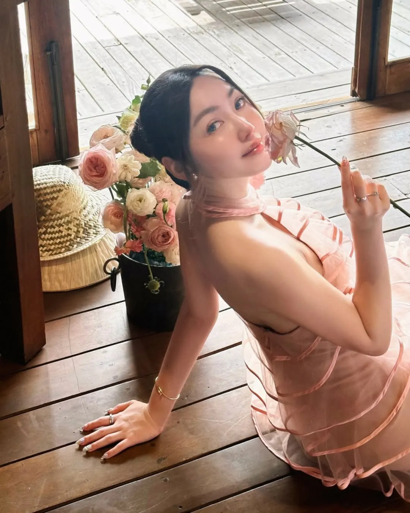 Chloe Nguyễn. Ảnh: @bychloenguyen - Gợi ý các kiểu đầm hở lưng "must-have" trong tủ đồ của nàng quyến rũ