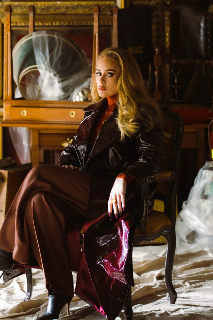Adele trong set đồ vinyl lấy cảm hứng từ thập niên 70 của Lanvin trong MV Easy On Me. Ảnh: Raven Varona - Tips "hack dáng" cực đỉnh khi phối đồ cho nàng mũm mĩm