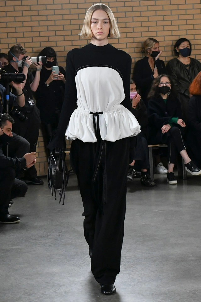 Chiếc áo peplum màu trắng trên sàn diễn Proenza Schouler trong Tuần lễ thời trang New York. Ảnh: New York Fashion Week