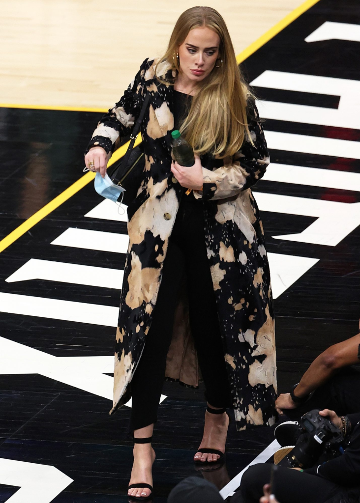 Adele trong chiếc áo khoác họa tiết của Vivienne Westwood tại trận chung kết NBA 2021. Ảnh: Ronald Martinez - Tips "hack dáng" cực đỉnh khi phối đồ cho nàng mũm mĩm
