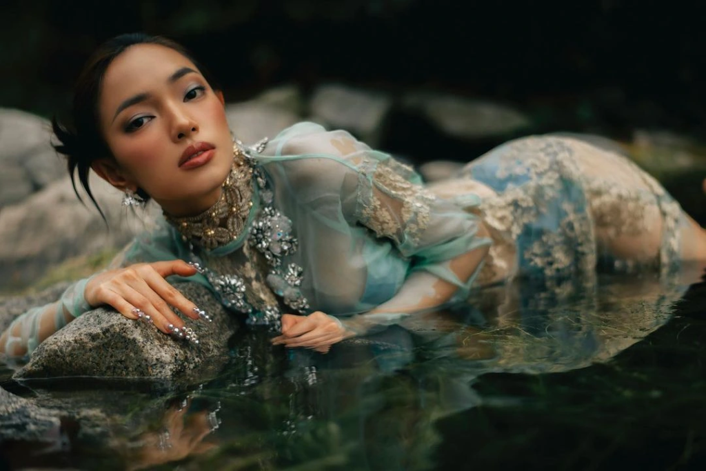 "Em Xinh" Châu Bùi. Ảnh: Instagram @chaubui_ - Mermaidcore - Bắt sóng thời trang "tiên cá" và biển cả cùng các Em Xinh Say Hi và sao quốc tế