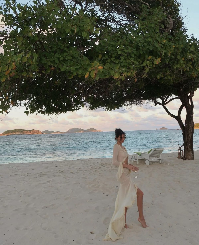 Kendall Jenner. Ảnh: @kendalljenner - Mermaidcore - Bắt sóng thời trang "tiên cá" và biển cả cùng các Em Xinh Say Hi và sao quốc tế