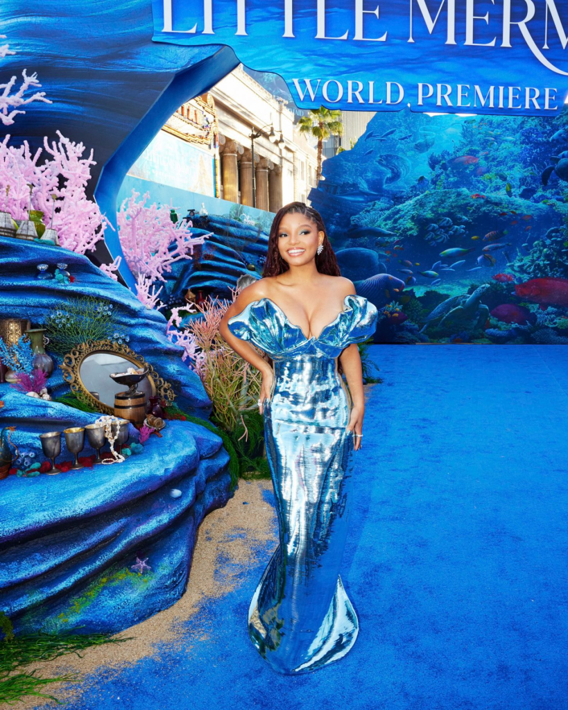 Halle Bailey – "nàng tiên cá Ariel" đời thực trong bộ đầm ánh bạc mang đậm tinh thần mermaid-core. Phom đuôi cá cùng phần ngực cách điệu vỏ sò gợi nhắc hình ảnh đại dương kỳ ảo. - Mermaidcore - Bắt sóng thời trang "tiên cá" và biển cả cùng các Em Xinh Say Hi và sao quốc tế