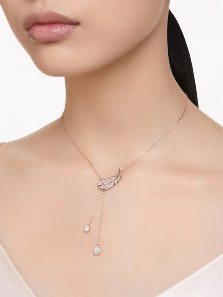 SWAROVSKI Vòng Cổ Nice Y, Feather - Cách phối dây chuyền với đầm cho mọi phong cách, mọi dịp