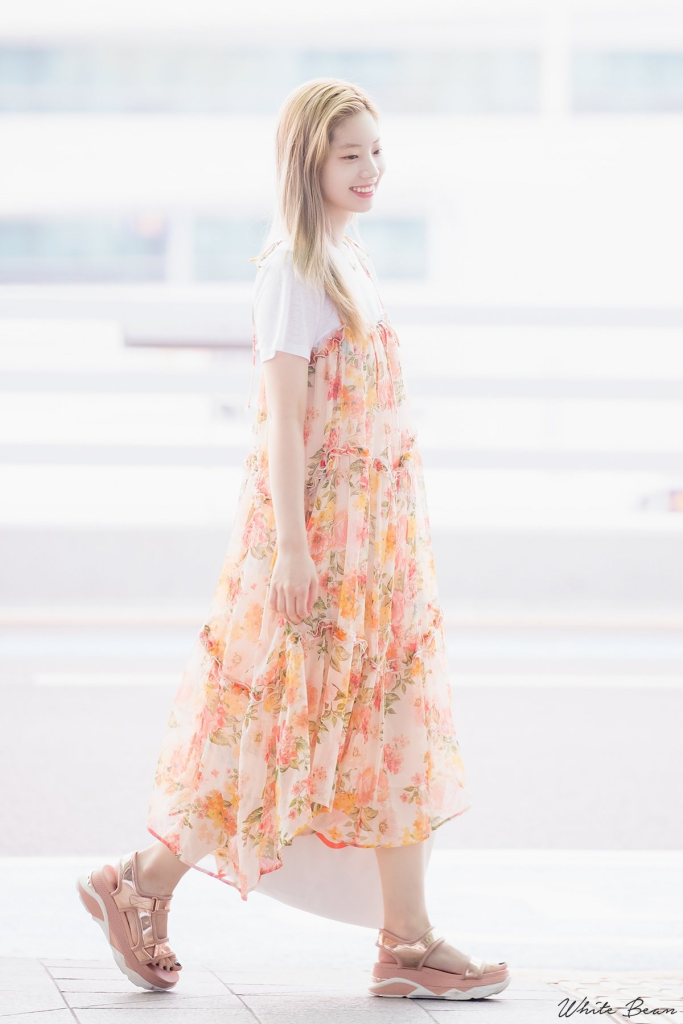 Dahyun (TWICE) tươi tắn trong chiếc đầm voan dài in hoa, kết hợp cùng áo thun trắng. Ảnh: @dahyun_fan
