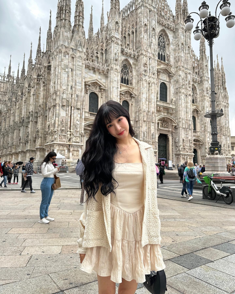Ảnh: @tiffanyyoungofficial - Dáng quả lê là gì? Gợi ý cách phối đồ cho người dáng quả lê từ các nữ idol Hàn