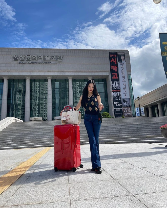 Ảnh: @tiffanyyoungofficial - Dáng quả lê là gì? Gợi ý cách phối đồ cho người dáng quả lê từ các nữ idol Hàn